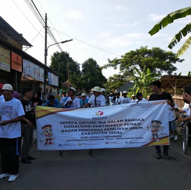 Mengambil start di depan kantor Bawaslu Kabupaten Tegal dan Sekretariat Bawaslu, peserta Sepeda Onthel Ria  mengitari ruas jalan sekitar Slawi. (foto: bentar)