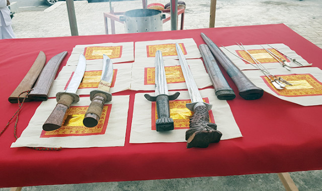 Pedang dan alat tajam lainnya yang akan digunakan oleh para Tang Sin, dalam Festival Cap Go Meh di Manado