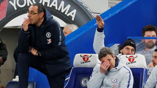 Maurizio Sarri dan staf pelatih Chelsea di laga vs Man United. Foto: REUTERS/David Klein