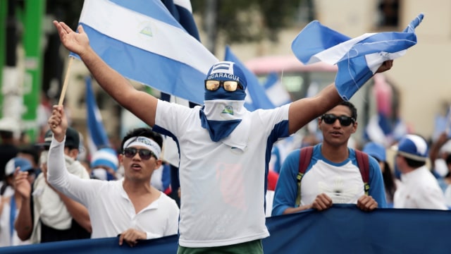 Protes di Nikaragua terhadap pemerintah Presiden Nikaragua Daniel Ortega, di San Jose, Kosta Rika. Foto: REUTERS/Juan Carlos Ulate