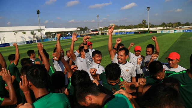 Suasana latihan para pemain Timnas Indonesia U22 di lapangan AUPP Sport Club di Phnom Penh, Kamboja, pada gelaran pertandingan AFF 2019. Foto: Aditia Noviansyah/kumparan