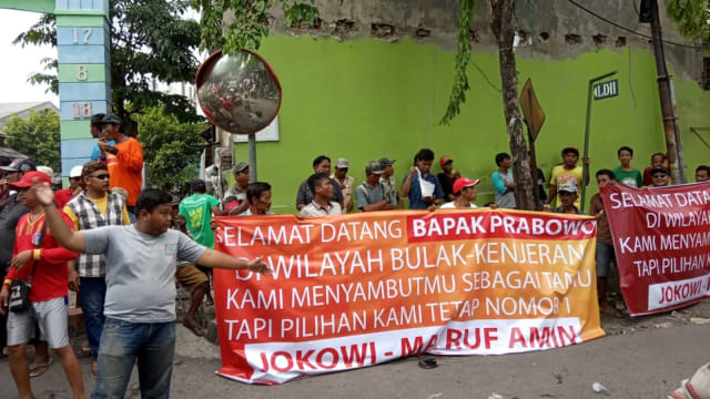 Suasana penyambutan Prabowo oleh para pendukung Jokowi di Surabaya. Foto: Yuana Fatwalloh/kumparan