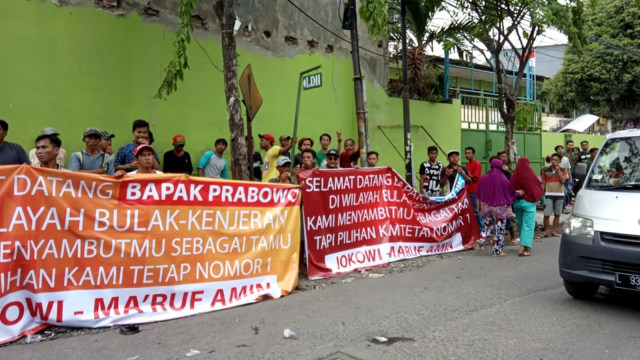 Suasana penyambutan Prabowo Subianto oleh para pendukung Jokowi di Surabaya. Foto: Yuana Fatwalloh/kumparan