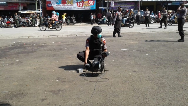 Kepolisian Resor Cilacap Jawa Tengah mengecek barang mencurigakan yang di ledakan di kawasan Pasar Sampang. Foto: Dok. Istimewa