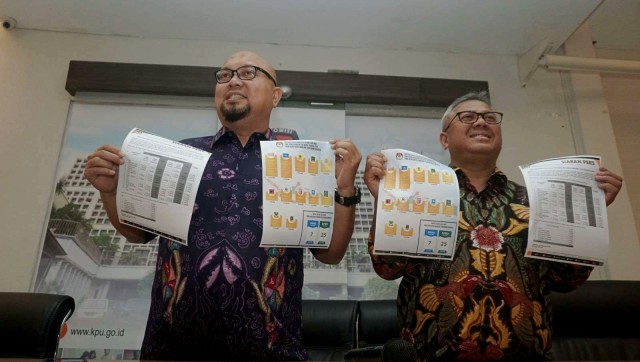 Ketua KPU Arief Budiman (kanan) bersama Anggota KPU Ilham Saputra (kiri) mengumumkan kembali daftar caleg mantan terpidana pada Pemilu 2019 di Ruang Media Center, Gedung KPU, Jakarta, Selasa (19/2/2019). Foto: Irfan Adi Saputra/kumparan