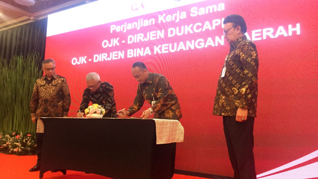 Penandatanganan Nota Kesepahaman dan Perjanjian Kerja Sama MK-OJK-Kemendagri-KLHK-PPATK di Komplek BI, Jakarta, Selasa (19/2). Foto: Nurul Nur Azizah/kumparan