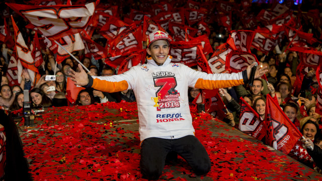 Perayaan Marc Marquez sebagai juara MotoGP 2018 di Cervera, Spanyol. Foto: Josep LAGO / AFP