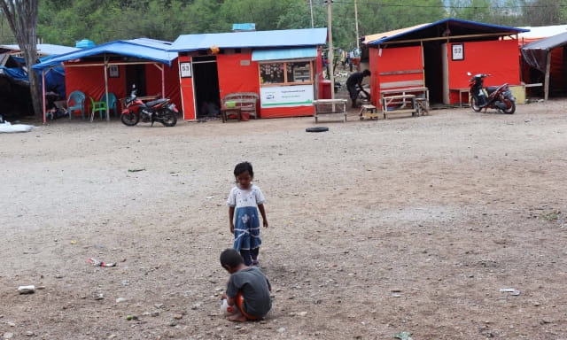 Suasana di lokasi pengungsian halaman Gedung Olah Raga (Gor) Bela Diri Madani, Jalan Martadinata, Kota Palu, Sulawesi Tengah, Selasa (19/2/2019). Foto: Andi Lena/PaluPoso
