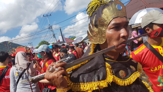 Tatung berparade untuk memeriahkan Festival Cap Go Meh 2019 di Singkawang, Kalimantan Barat