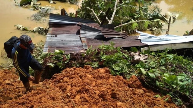 Banjir dan tanah longsor melanda wilayah Desa Sejati, Kecamatan Tobadak, Kabupaten Mamuju Tengah, Sulawesi Barat, Kamis (14/2). (Foto: Dok. Tagana Mamuju Tengah)