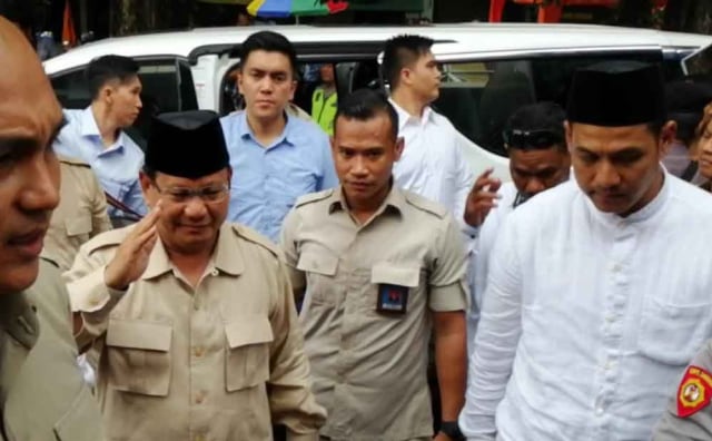 Prabowo Subianto yang datang ke Rutan Medaeng untuk jenguk Ahmad Dhani