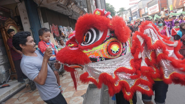 Arak-arakan budaya perayaan Cap Go Meh di Jalan Mayor Oking, Bekasi Timur, Selasa, (19/2). Foto: Iqbal Firdaus/kumparan