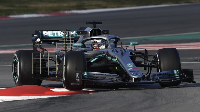 Lewis Hamilton mengetes W10 pada tes pramusim di Barcelona (19/2/2019). Foto: LLUIS GENE / AFP