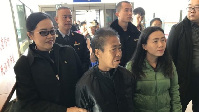 Kaeomanee Arjaw (depan) tak sengaja berjalan kaki dari Thailand ke Cina sejak Juni 2018. (Foto: AFP)