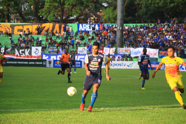 M. Rafli dalam laga melawan Metro FC beberapa waktu lalu. Saat melawan Persib Bandung, senin (18/2) dia berhasil mencetak satu gol. (foto: Dani Kristian/Tugu Malang).