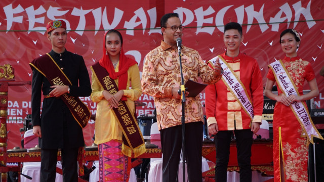 Gubernur DKI Jakarta Anies Baswedan (tengah) hadir di Festival Pecinan 2019 di Jalan Pancoran, Glodok, Jakarta, Selasa (19/2). Foto: Jamal Ramadhan/kumparan