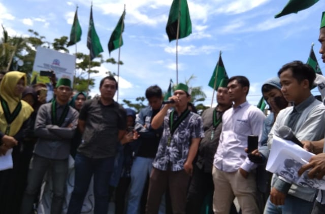 Puluhan mahasiswa yang tergabung dalam HMI Cabang Manakarra mengecam tindakan represif oleh oknum anggota kepolisian di Mamuju. Foto: Istimewa.