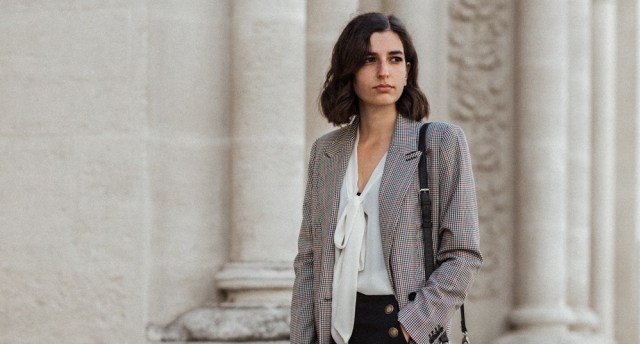 Cara alyssa daguise buat blazer jadi lebih casually chic