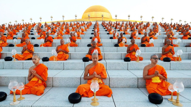Sejumlah Biksu Budha berdoa di kuil Wat Phra Dhammakaya selama upacara memperingati Hari Makha Bucha di Bangkok, Thailand. Foto: REUTERS/Jorge Silva