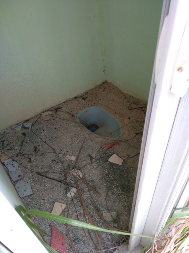 Proyek Toilet Umum Rp 1 Miliar di Karimun Mangkrak (270412)