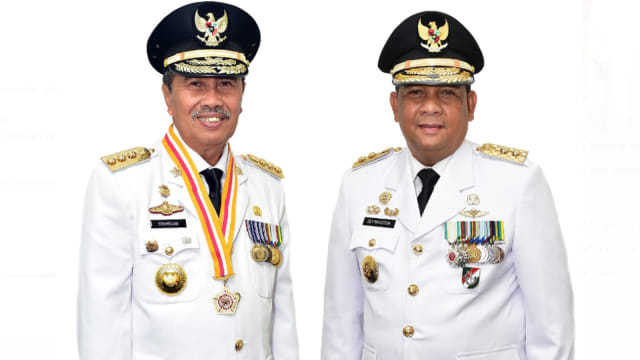 GUBERNUR Riau, Syamsuar (kiri) berfoto bersama Wakil Gubernur, Edy Natar Afirzal Nasution. 