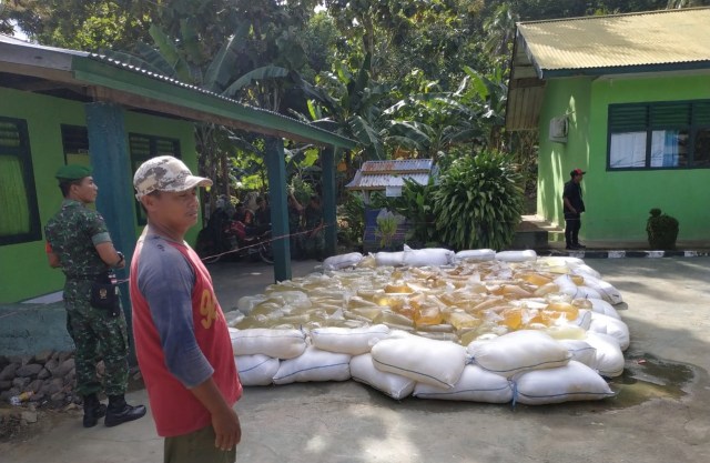 Ribuan liter miras jenis Cap Tikus yang dimusnahkan Koramil 1304-12 Atinggola. Foto. Doc : Koramil 1304-12 Atinggola