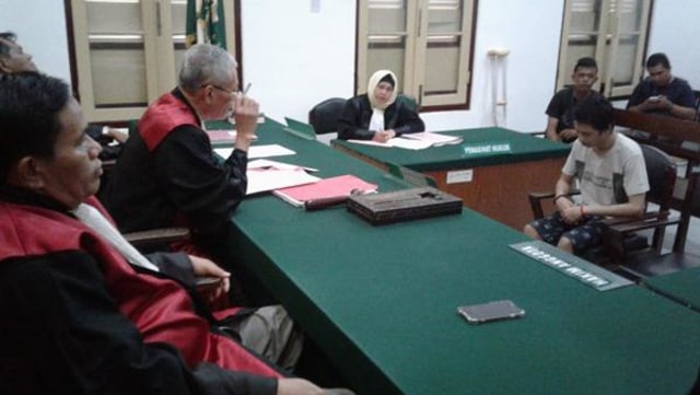 Terdakwa Hendri alias Ahen menjalani persidangan di Pengadilan Negeri Medan, Selasa (19/2/2019). 