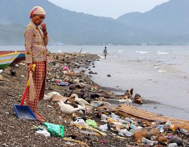 Tumpukan sampah yang bertebaran di bibir pantai Kalumata, Ternate. Foto: Ipang Mahardhika/cermat