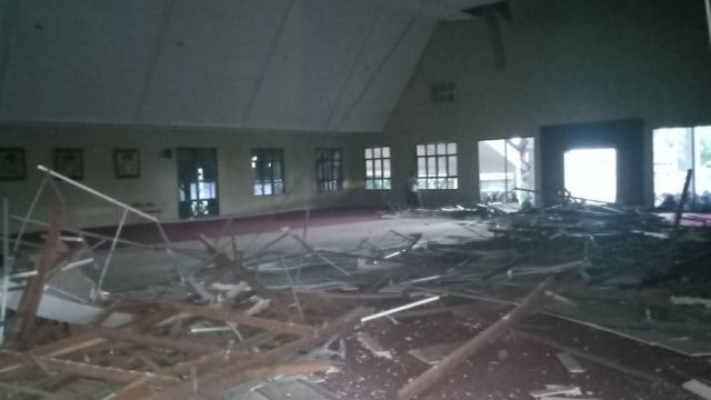 Reruntuhan plafon Gedung Serba Guna ULM yang ambrol pada Selasa sore (19/2). Foto: Istimewa/banjarhits.id