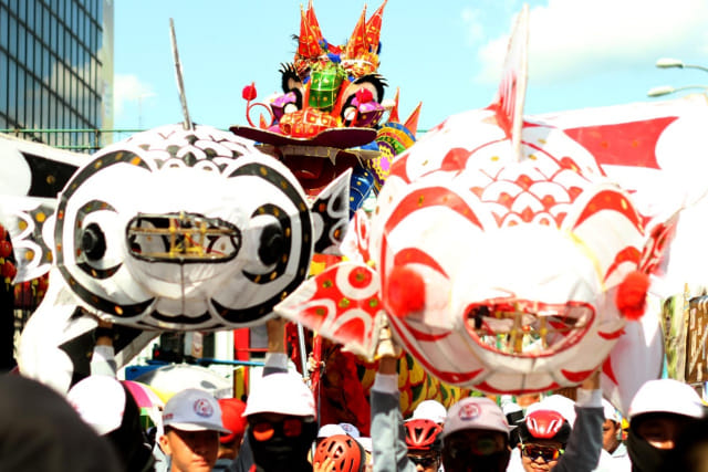 Replika naga dan ikan dalam festival Cap Go Meh Pontianak, Selasa (19/2). Foto: Hi!Pontianak