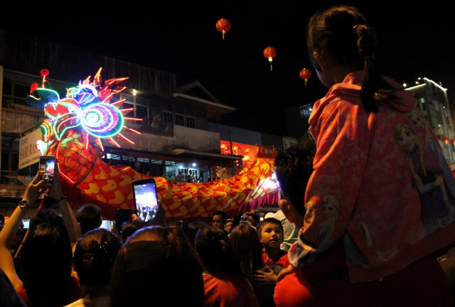 Masyarakat Pontianak menonton atraksi naga berkilau di festival Cap Go Meh jalan Gajah Mada, Selasa (19/2) malam. Foto: Hi!Pontianak