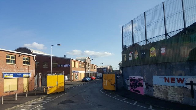 Gerbang elektronik yang memisahkan tempat tinggal komunitas Protestan di Shankill Road dan komunitas Katolik di Falls Road, Belfast. Gerbang ini dibuka tiap pagi dan ditutup kembali di sore hari. (Foto: Dok. Pribadi)