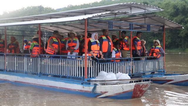 Wakil Gubernur Jawa Timur, Dr Emil Elestianto Dardak MSc bersama rombongan, saat laksanakan penyusuran di aliran sungai Bengawan Solo. Selasa (19/02/2019)