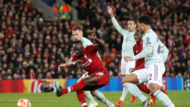 Pemain Liverpool dan Bayern berebut bola. Foto: Reuters/Carl Recine