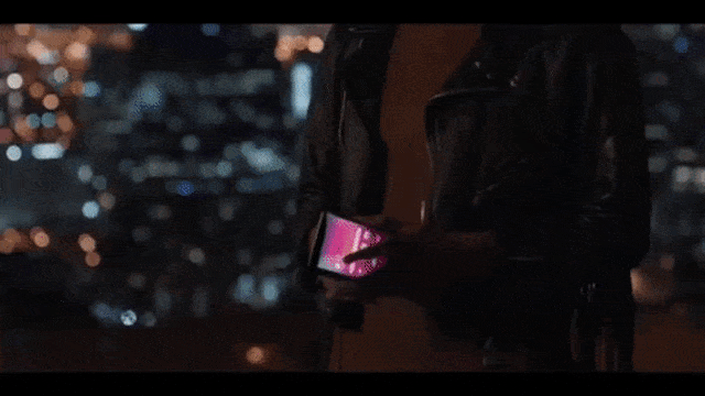 Cuplikan penampilan smartphone layar lipat di video promo Samsung. Foto: Samsung via YouTube