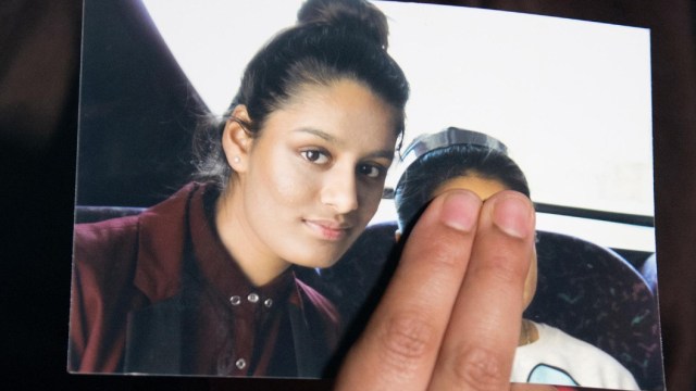 Renu Begum, saudara perempuan dari remaja Inggris, Shamima Begum, memegang foto saudara perempuannya saat dia memohon agar dia kembali ke rumah di Scotland Yard, London, Inggris, 22 Februari 2015. Foto: REUTERS/Laura Lean/Pool/File Photo LONDON