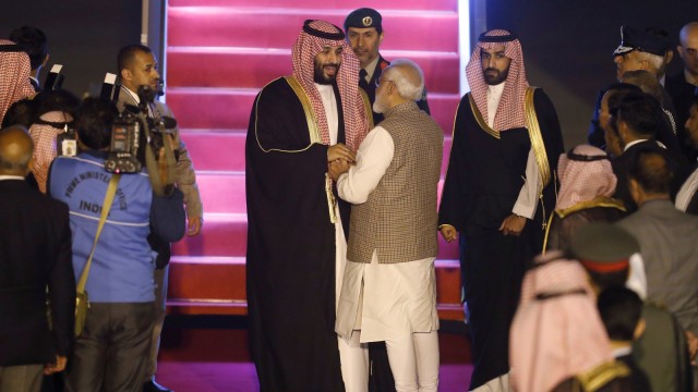 Perdana Menteri India Narendra Modi menyambut kedatangan Putra Mahkota Arab Saudi Mohammed bin Salman setibanya di bandara New Delhi, India. Foto: REUTERS/Adnan Abidi