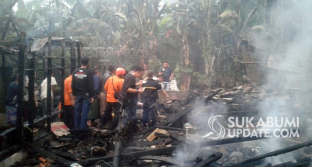 Proses evakuasi korban tewas terbakar di Cikembar Sukabumi. | Sumber Foto:Ruslan AG.