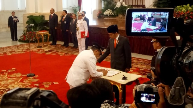 Suasana pelantikan Gubernur dan Wagub Riau, Syamsuar dan Edy Natar Nasution di Istana Negara. Foto: Fahrian Saleh/kumparan
