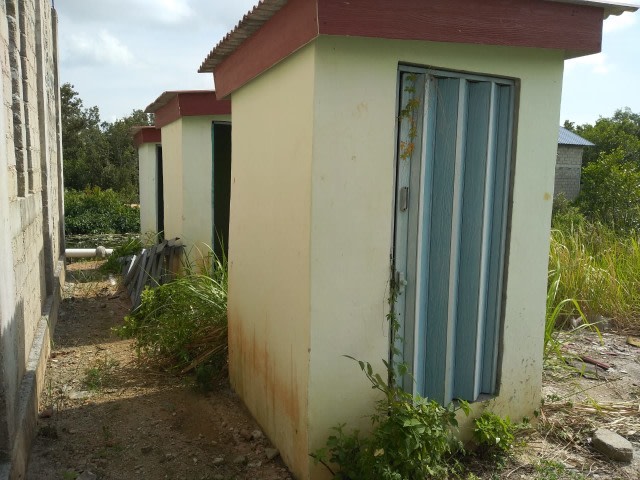 Penampakan bangunan toilet yang mangkrak (foto: kepripedia/Hairul S)
