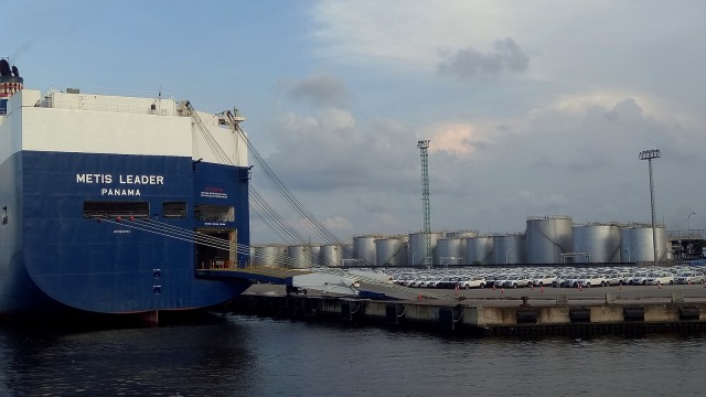 Mobil-mobil yang akan diekspor dimasukkan ke kapal kargo di Pelabuhan Tanjung Priok, Jakarta, yang dikelola PT Indonesia Kendaraan Terminal Tbk. Foto: Wendiyanto/kumparan