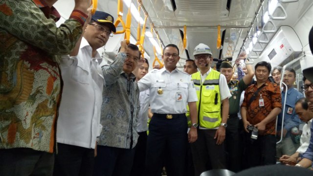 Wakil Presiden Jusuf Kalla (ketiga dar kiri), Menhub Budi Karya Sumadi (kedua dari kiri), dan Gubernur Anies Baswedan (tengah) meninjau MRT Jakarta. Foto: Kevin Kurnianto/kumparan