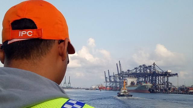 Petugas PT Pelindo II mengawasi aktivitas di Pelabuhan Tanjung Priok, Jakarta. Foto: Wendiyanto Saputro/kumparan