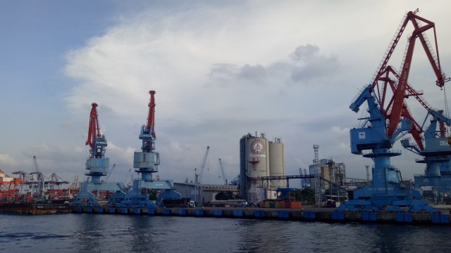 Fasilitas penampungan barang curah berupa semen milik PT Semen Indonesia di Pelabuhan Tanjung Priok, Jakarta. Foto: Wendiyanto Saputro/kumparan