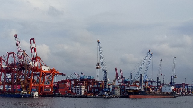 Suasana di Pelabuhan Tanjung Priok yang dikelola PT Pelindo II, saat crane membongkar muat peti kemas dari kapal-kapal kargo. Foto: Wendiyanto Saputro/kumparan