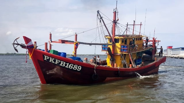 Kapal berbendara Malaysia yang berhasil diamankan tim KKP saat menangkap ikan secara ilegal di Selat Malaka. Foto: Dok. Istimewa