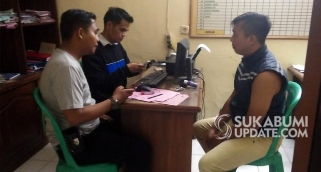 Seorang ojek online korban pemukulan saat melapor ke Polsek Parungkuda, Sukabumi | Sumber Foto:Suhendi.