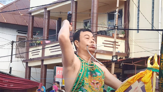 Penampilan Tang Sin dalam ritual Goan Siau saat Festival Cap Go Meh 2019 di Kota Manado, Sulawesi Utara