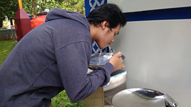 Warga Semarang saat mencoba Krain Air Siap Minum yang ada di Taman Indonesia Kaya. Foto: Afiati Tsalitsati/kumparan