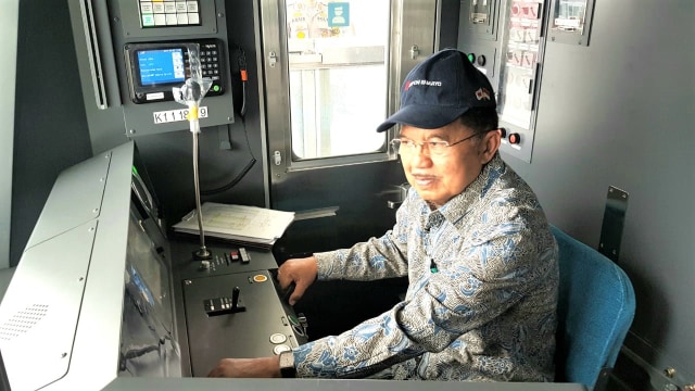 Wakil Presiden, Jusuf Kalla saat di kabin masinis MRT Jakarta. Foto: Dok. Tim Media Wapres